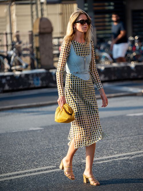 Streetstyle mit einem karierten Kleid und einem Denim Bustier.