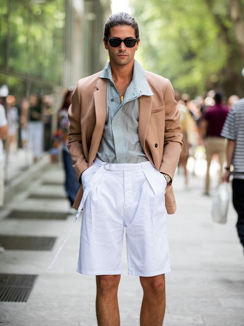 Streetstyle mit einem grünen Hemd, einem beigen Sakko und einer weißen Hose.