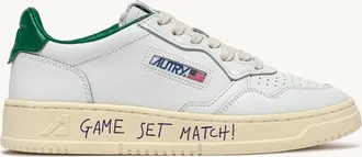 Autry MEDALIST LOW SNEAKERS IN LEATHER COLOR WHITE AND GREEN JACKET WITH LETTERING