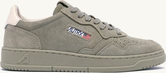 Autry MEDALIST LOW SNEAKERS IN SILVER SAGE AND IVORY SUEDE