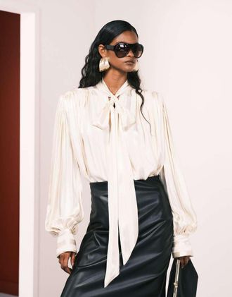 Asos Blusa voluminosa in raso &eacute;cru a righe con spalle imbottite e dettaglio raccolto-Bianco