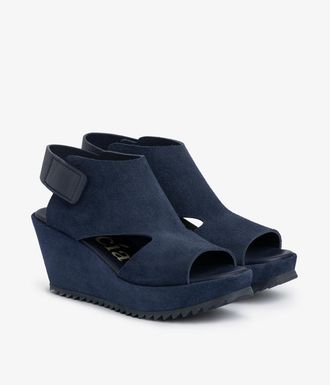 Pedro Garcia Comfort wedge sandal in dark blue suede | Fenia | Fall winter 25 | PEDRO GARCIA