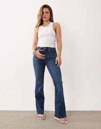 Good American Petite - Jeans a zampa blu lavaggio medio