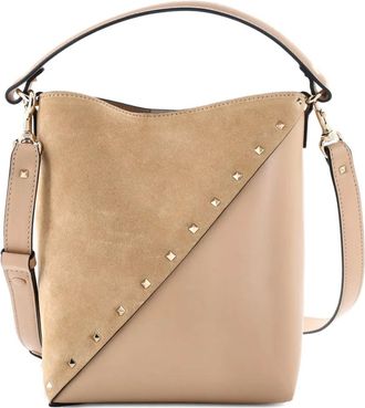 Valentino Garavani Rockstud Wispy kleine leren en su&egrave;de bucket-tas - Beige