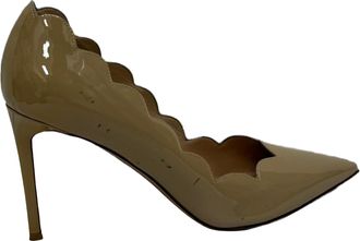 Valentino Valentino Garavani pumps met geschulpte puntige neus in beige lakleer