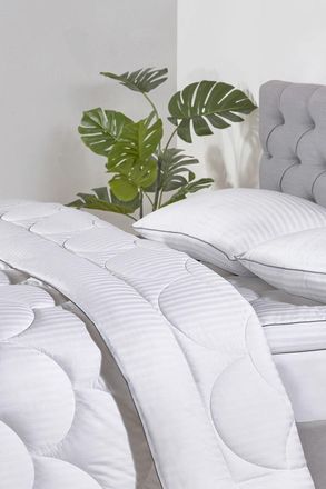 BHS Home Collection 13.5 Tog Microfibre Duvet in White | Size: Super King