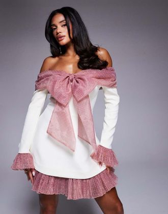 Asos Vestito corto con scollo alla Bardot e dettagli in organza plumetis color crema-Bianco