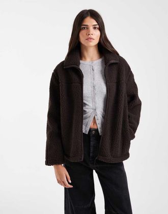 Vero Moda giacca teddy oversize con collo alto in marrone cioccolato