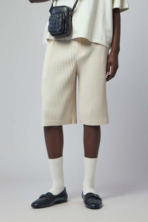 Homme Pliss&eacute; Issey Miyake Ribbed Texture Knee-Length Shorts