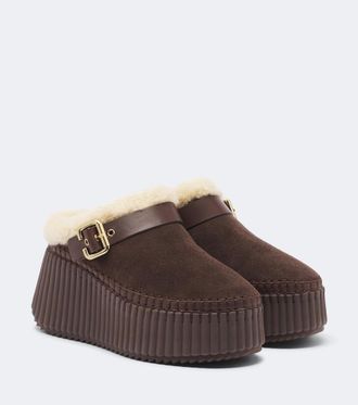 Chlo&eacute; Chlo&eacute; Mules con plataforma Nama de ante con borrego