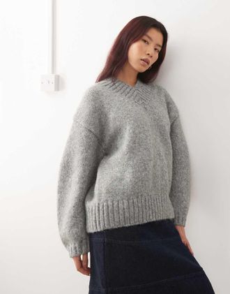 Monki Maglione oversize grigio m&eacute;lange con scollo a V