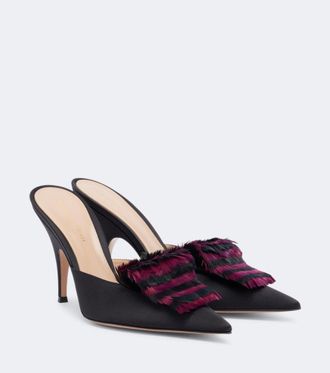 Gianvito Rossi Mules de sat&eacute;n con plumas