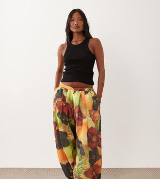 Asos Petite ASOS DESIGN Petite - Pantaloni a palloncino oversize con stampa tropicale in coordinato-Multi