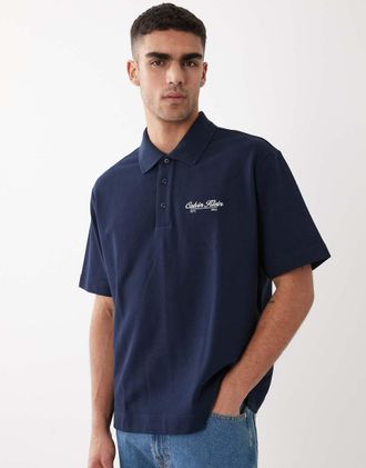 Calvin Klein Jeans polo in piqu&eacute; squadrato con monogramma e logo script blu scuro