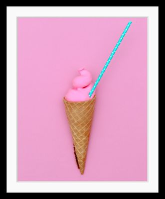 Queence Bild »Vivien« Abstrakt Eis Humor Lebensmittel Süssigkeiten Süssspeisen HD Premium Poster-Druck inkl. Holzrahmen