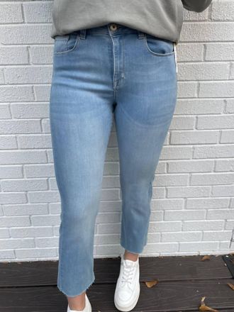 Elliott Lauren Bootcut Cropped Jean In Blue
