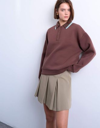 Topshop Felpa stile polo in tessuto effetto scuba color marrone cioccolato con colletto in maglia con profili a contrasto
