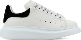Alexander McQueen Oversized leren sneakers met suède hak - Wit