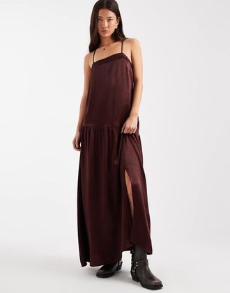Miss Selfridge Vestito lungo in raso color cioccolato con bordi smerlati-Marrone