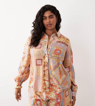 Never Fully Dressed Plus Camicia a maniche lunghe button-down in raso con stampa astratta in coordinato-Multi