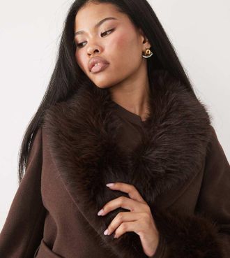 Forever New cappotto corto con colletto in pelliccia sintetica marrone