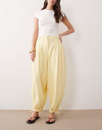 Miss Selfridge Pantaloni sartoriali a palloncino color latticello-Giallo