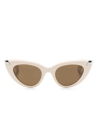 Alexander McQueen Eyewear Occhiali da sole Punk Rivet cat-eye - Toni neutri