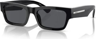 Prada Rechthoekige zonnebril met metalen logoplaat - Heren - Zonnebrillen - Zwart - 56 MM - Accessoires