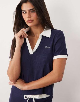 4th & Reckless Polo in cotone blu navy a coste con logo sul davanti, colletto e finiture a contrasto in coordinato