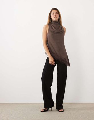 Pretty Lavish top in raso con scollo ad anello alto, fondo asimmetrico in pizzo, color cioccolato-Marrone