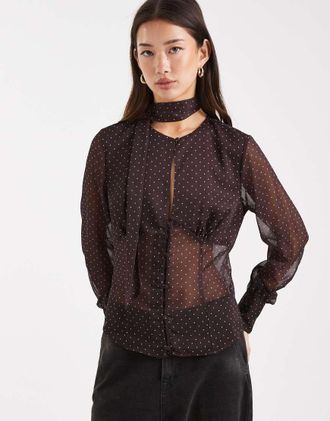 Miss Selfridge Blusa in chiffon con bottoni e sciarpa color cioccolato a pois-Bianco