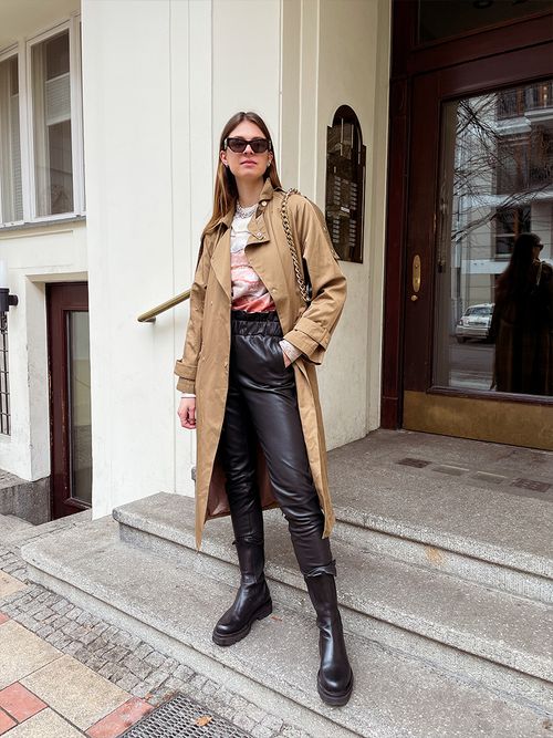 Streetstyle mit Lederhose, einer beigen Jacke und Chelsea Boots.