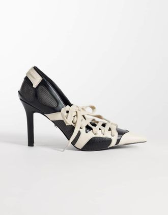 Azalea Wang Azalea Wang d&eacute;collet&eacute; sportive a punta con lacci in nero e crema
