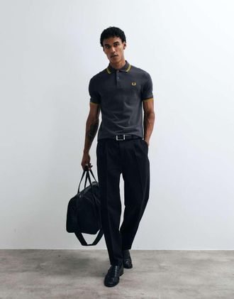 Fred Perry polo con doppio bordo in grigio scuro con profili dorati