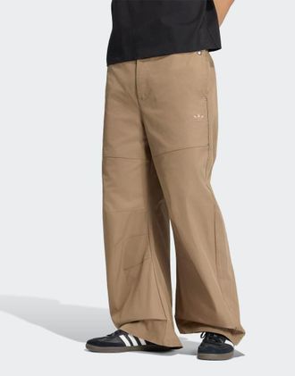 adidas Originals Premium Essentials - Pantaloni ampi kaki six-Verde