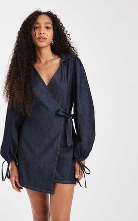 Asos Vestito corto a portafoglio in denim lavaggio rinse wash con maniche a palloncino-Blu navy