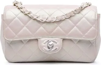 Chanel Borsa a tracolla rettangolare Classic in pelle di agnello con finitura iridescente e battente 2000-2002 - Bianco