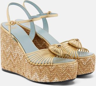 Valentino Garavani Sandalias con cu&ntilde;a Coeur Royal de piel metalizada