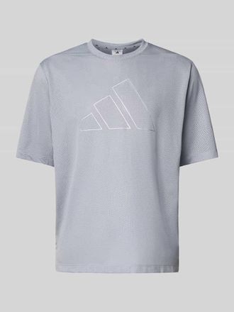 adidas T-Shirt mit Label-Print in Mittelgrau, Gr&ouml;&szlig;e XXL