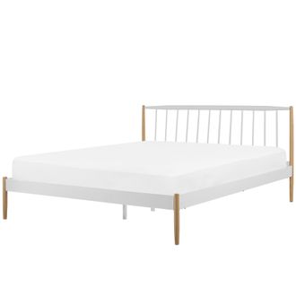 Beliani Cama De Metal 180 X 200 Cm Blanca Con Patas De Madera Clara Base De Listones Estilo Retro Escandinavo Maurs