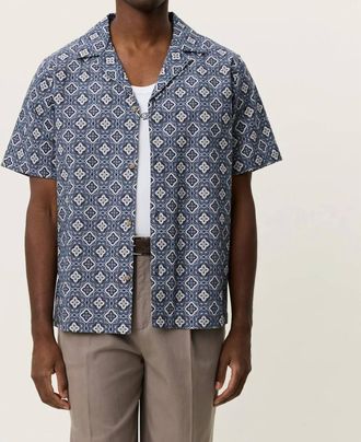 Les Deux Lukas Arabesque Aop Short Sleeve Shirt In Blue Fog