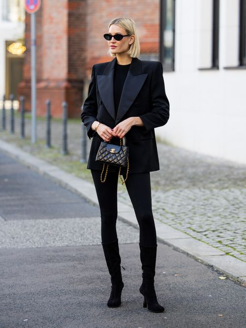 Mandy Bork trägt einen all black Look in Berlin.