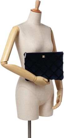 Chanel Clutches - 2017-2018 CC Medium Quilted Velvet Cosmetic Case - Gr. unisize - in Blau - für Damen