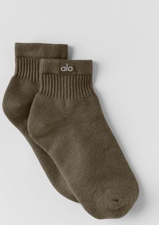 Alo | Quarter Crew Street Socks in Olive Tree Green, Size: Medium