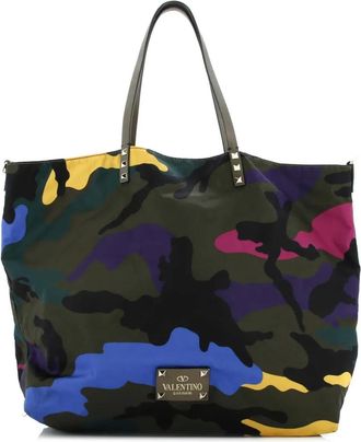 Valentino Garavani Rockstud Open Reversible Convertible Camo Nylon Medium tote bag - Veelkleurig