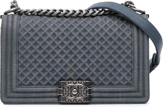Chanel Borsa a tracolla Boy media in denim goffrato con battente 2016-2017 - Blu