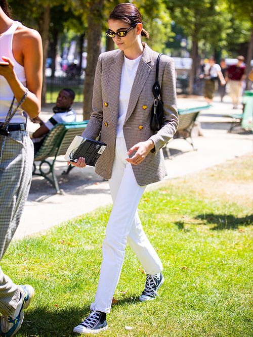 come abbinare jeans bianchi