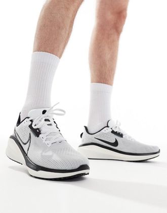 Nike Vomero 17 - Sneakers bianche e nere-Bianco