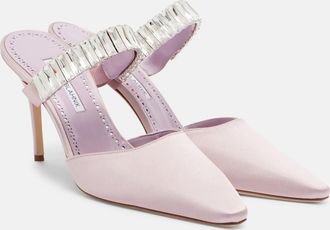 Manolo Blahnik Mules Zumbon de sat&eacute;n adornados