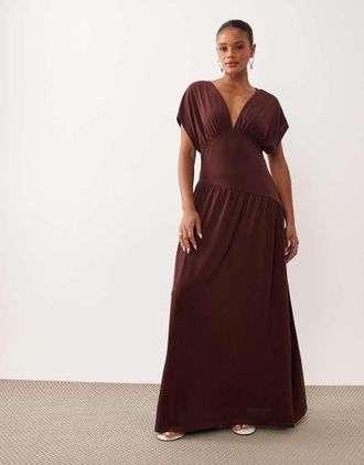 Gina Tricot Gina Tricot - Vestito lungo marrone cioccolato con scollo profondo e maniche a mantella